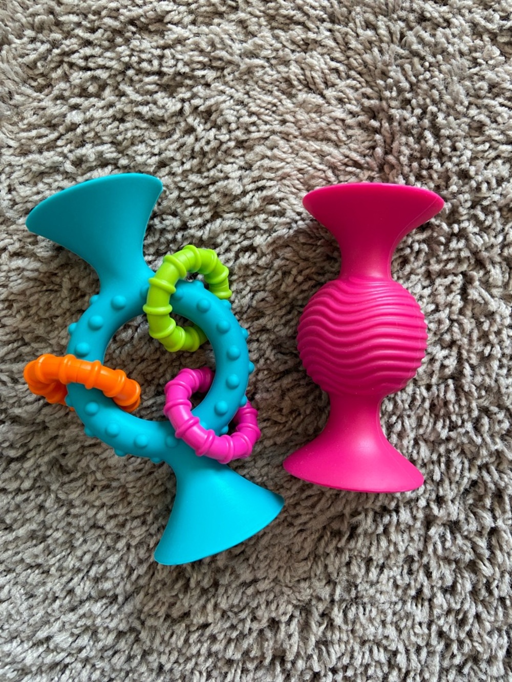 Fat Brain toys pip squigz set of 2